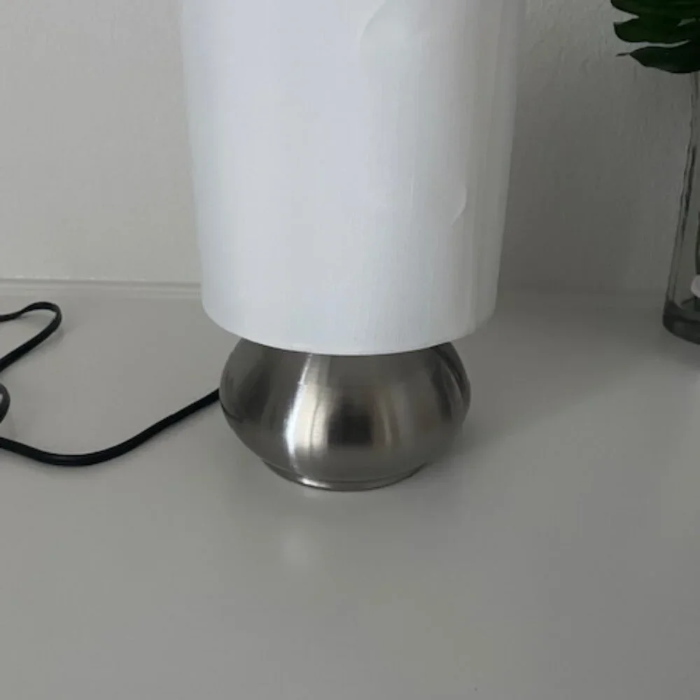 A mini touch table lamp - Picture 4 of 6